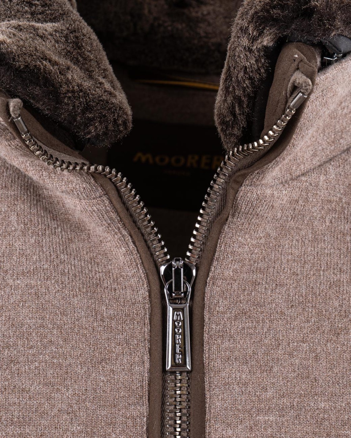shop MOORER  Giacchetto: MooRER giaccheto "Bellati".
Collo in montone ricciolo staccabile con cinturino costolato a mano sui margini e fibbia in metallo.
Cappuccio con coulisse regolabile.
Chiusura frontale con maxi zip a doppio cursore.
Tasche laterali a filetto chiuse da zip.
Fondo capo e polsi in maglia.
Comode tasche interne porta valori.
Rifiniture interne con fettucce logate.
Composizione: 90% LANA VERGINE,10% CASHMERE.
Made in Italy.. BELLATI MRW-U0253 number 6704845